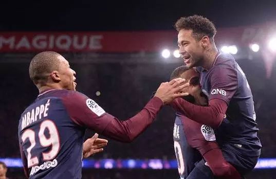  巴黎圣日耳曼客场大胜，姆巴佩梅开二度助球队登顶  