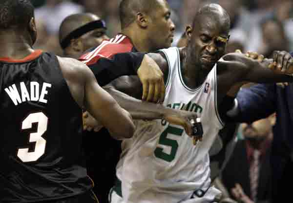  热火巴特勒因冲突遭禁赛，罚款五万美元  